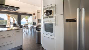 Een magnetron, een oven, een kookplaat, een vaatwasser