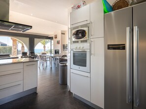 Microwave, oven, stovetop, dishwasher - Modern Family Villa with Private Pool and Air Conditioning (Torredembarra)