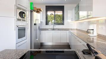 Micro-ondes, four, plaque de cuisson, lave-vaisselle