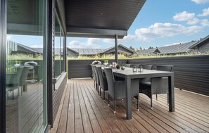 Outdoor dining - Amazing home in Blåvand with kitchen (Blåvand)