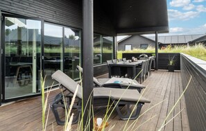 Outdoor dining - Amazing home in Blåvand with kitchen (Blåvand)