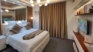Studio Deluxe, 2 giường cỡ queen | Bộ đồ giường cao cấp, chăn bông, nệm cao su hoạt tính (memory foam) 