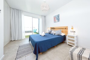 3 bedrooms, in-room safe, iron/ironing board, travel crib - La Marinera House - Near the beach, fast wifi, air-con on main Bedroom and SAT tv (Playa Blanca)