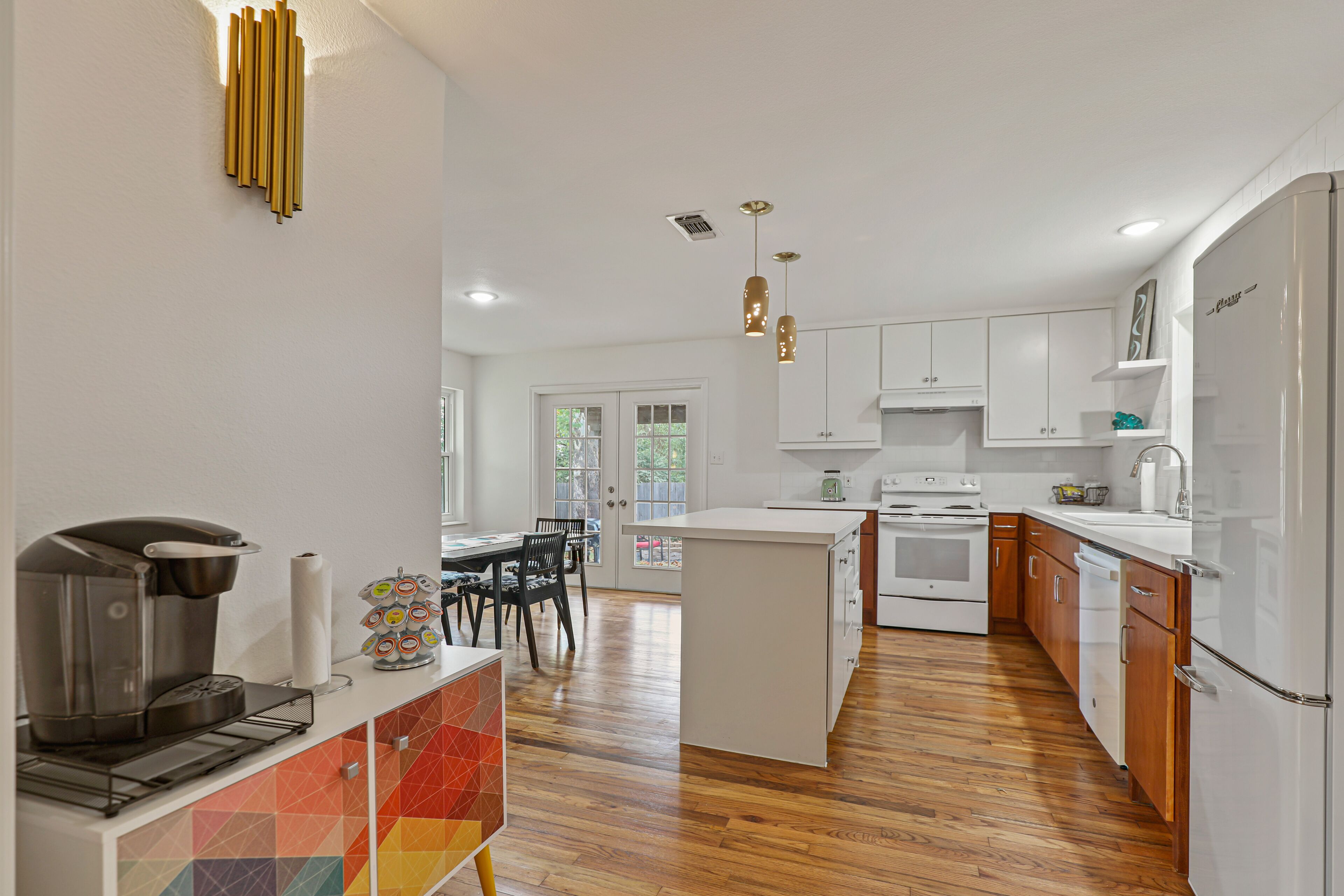 Réfrigérateur, micro-ondes, four, plaque de cuisson