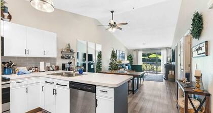 Vansen's Golfshores Inviting, Cozy Condo on Golf Course!