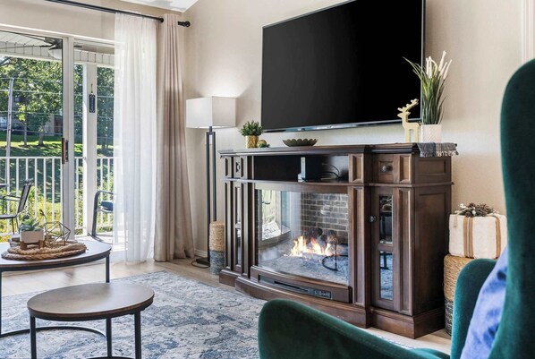 Kondominium, 1 Tempat Tidur King dengan tempat tidur Sofa, patio (Vansen's Golfshores) | Area keluarga | Televisi layar datar 65-inci dengan saluran TV digital