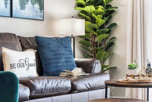 Televisi layar datar 65-inci dengan saluran TV digital