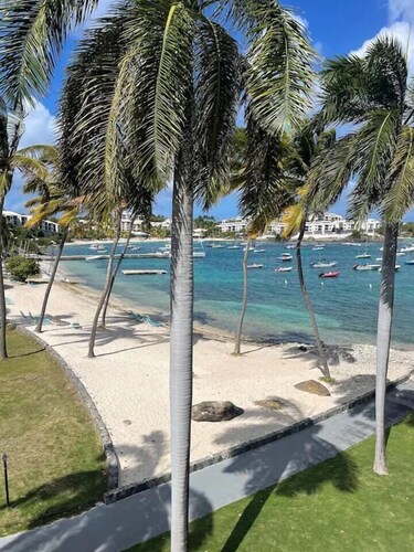 Beachfront-3 Bedroom-Pool-Gym-Walk to Restaurants