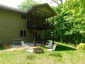 Terrace/patio - Cozy cabin with beautiful, wooded views. 5 minutes to downtown (Balsam Lake)