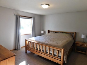 4 bedrooms, in-room safe, iron/ironing board, travel cot - Cozy cabin with beautiful, wooded views. 5 minutes to downtown (Balsam Lake)