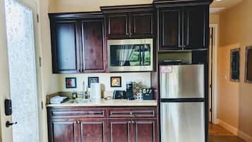 Refrigerador, microondas, cafetera y tetera y tostadora