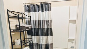 Un baño con inodoro, lavamanos y ducha.