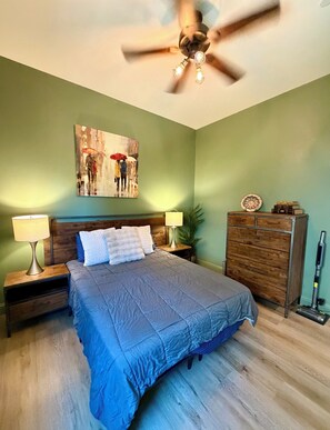 1 bedroom, desk, iron/ironing board, free WiFi - Private apartment style suite. Close to National Parks.  (Clovis)