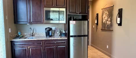 Réfrigérateur, four à micro-ondes, cafetiÚre-théiÚre, grille-pain