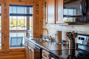 大冰箱、微波炉、烤箱、炉灶