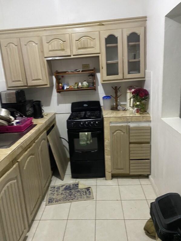 Refrigerador, microondas, horno y cafetera y tetera