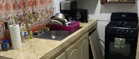 Refrigerador, microondas, horno y cafetera y tetera