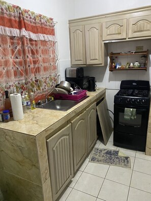 Refrigerador, microondas, horno y cafetera y tetera