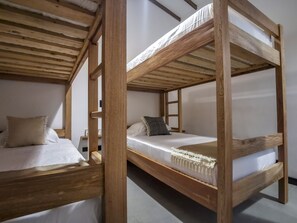 Apartment 303 | 羽絨被、舒適加層、書桌、筆電工作空間
