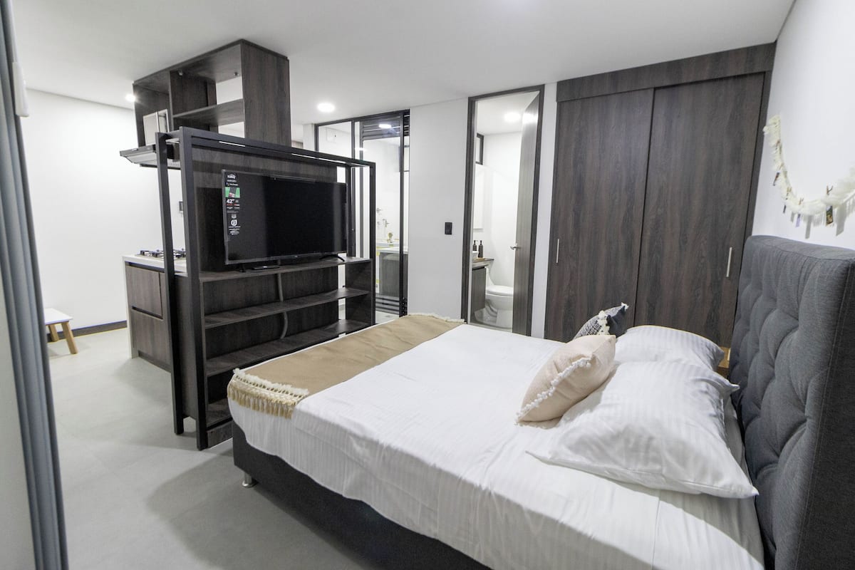 Eenvoudig appartement (201) | 1 slaapkamer, donsdekens, pillowtop-bedden, een bureau