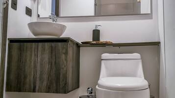 Dusj, regndusjhode og håndklær