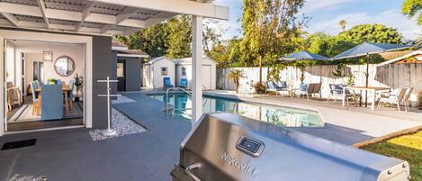 Außenpool, Sonnenschirme, Liegestühle