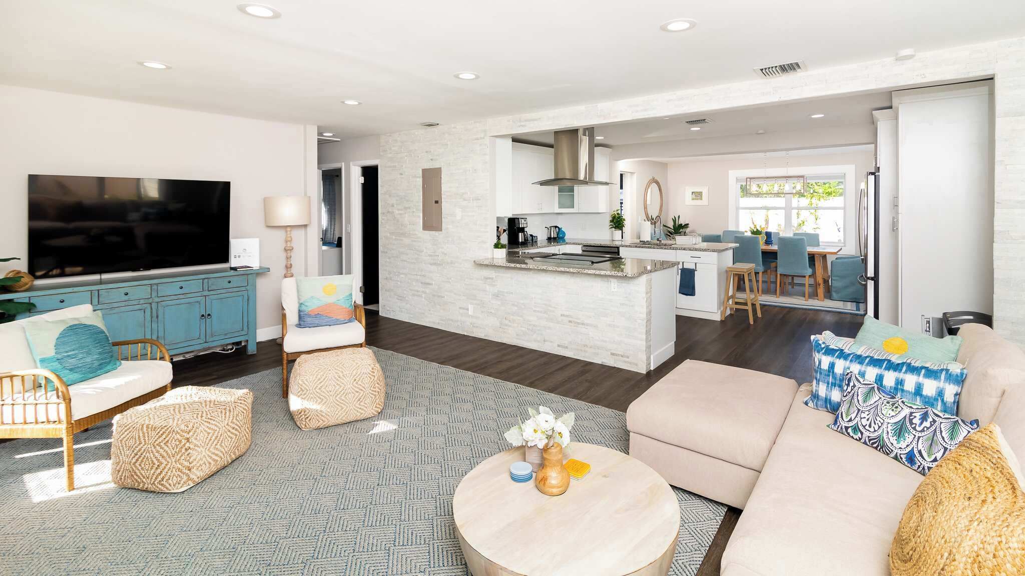 獨棟房屋, 多張床, 可使用泳池, 花園景觀 (Sun Bay Getaway) | 起居區 | 42-吋平面電視，提供數位頻道