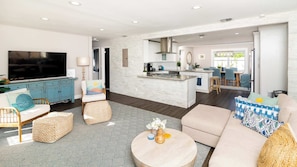 Ferienhaus, Mehrere Betten, Poolzugang, Gartenblick (Sun Bay Getaway) | Wohnbereich