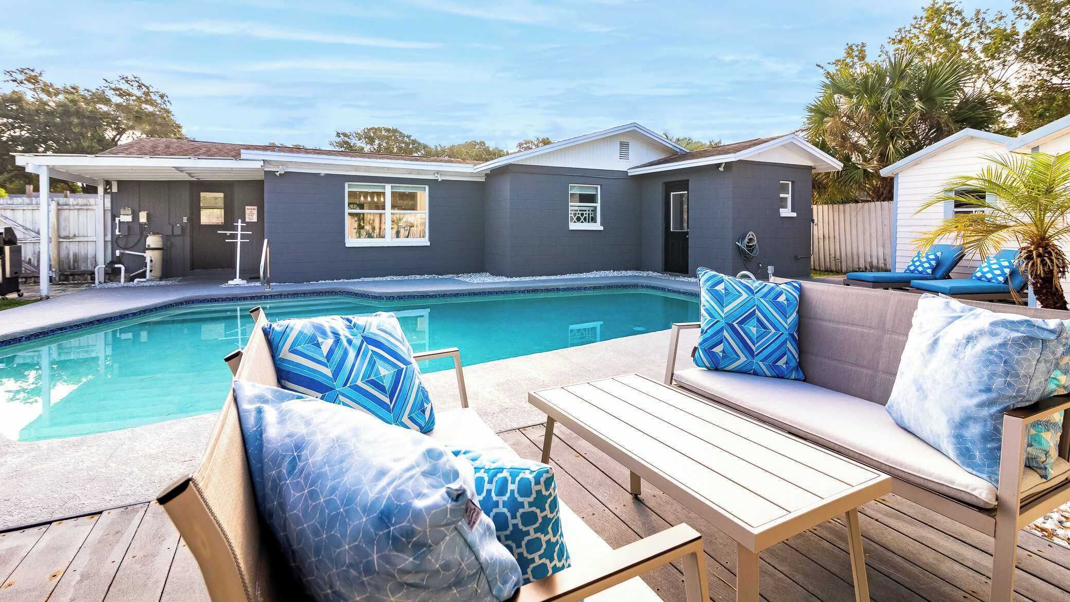 室外游泳池，提供泳池遮陽傘和日光浴躺椅