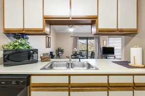 Condo, 1 cama Queen size y sofá cama, lanai, vista al campo de golf | Cocina privada | Cafetera y tetera