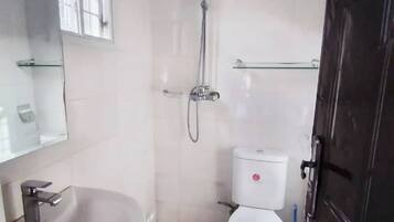 Chambre Simple Standard, 1 lit double | Salle de bain