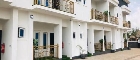 Vista frontal de la propiedad