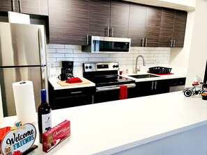 Køleskab, mikrobølgeovn, ovn, kogeplade