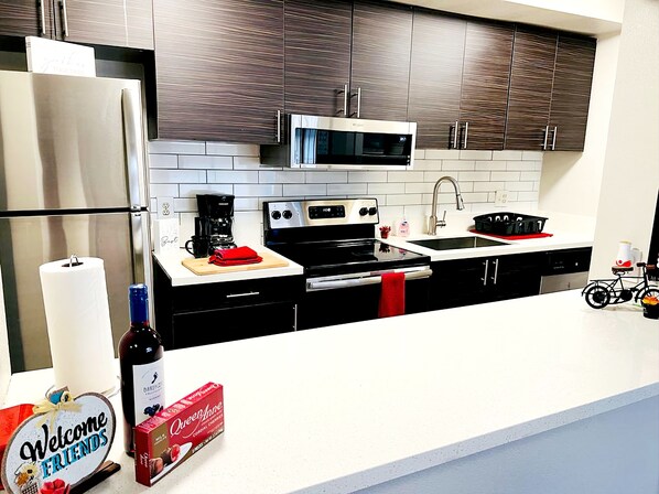 Fridge, microwave, oven, stovetop
