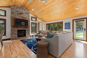 Smart TV, lareira, videogames