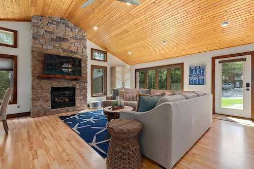 Modern 5BD Cabin, Fire Pit, Fenced Yard, Breezy Point 