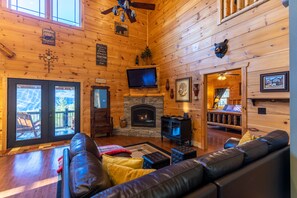 Una televisión, una chimenea, videojuegos, un reproductor de DVD