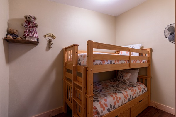The kids will love calling dibs on the bunk beds at Porridge Pot, complete with a fun teddy bear shelf for a cozy mountain touch.