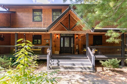 Porridge Pot - Pet friendly log cabin with arcade game near Marion and Banner Elk