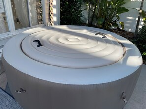 Outdoor spa tub - Quiet beach cottage with SPA near Anna Maria Island and IMG, downtown (Bradenton)