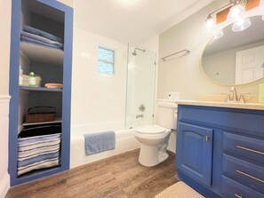 Hair dryer, towels, soap, shampoo - Quiet beach cottage with SPA near Anna Maria Island and IMG, downtown (Bradenton)
