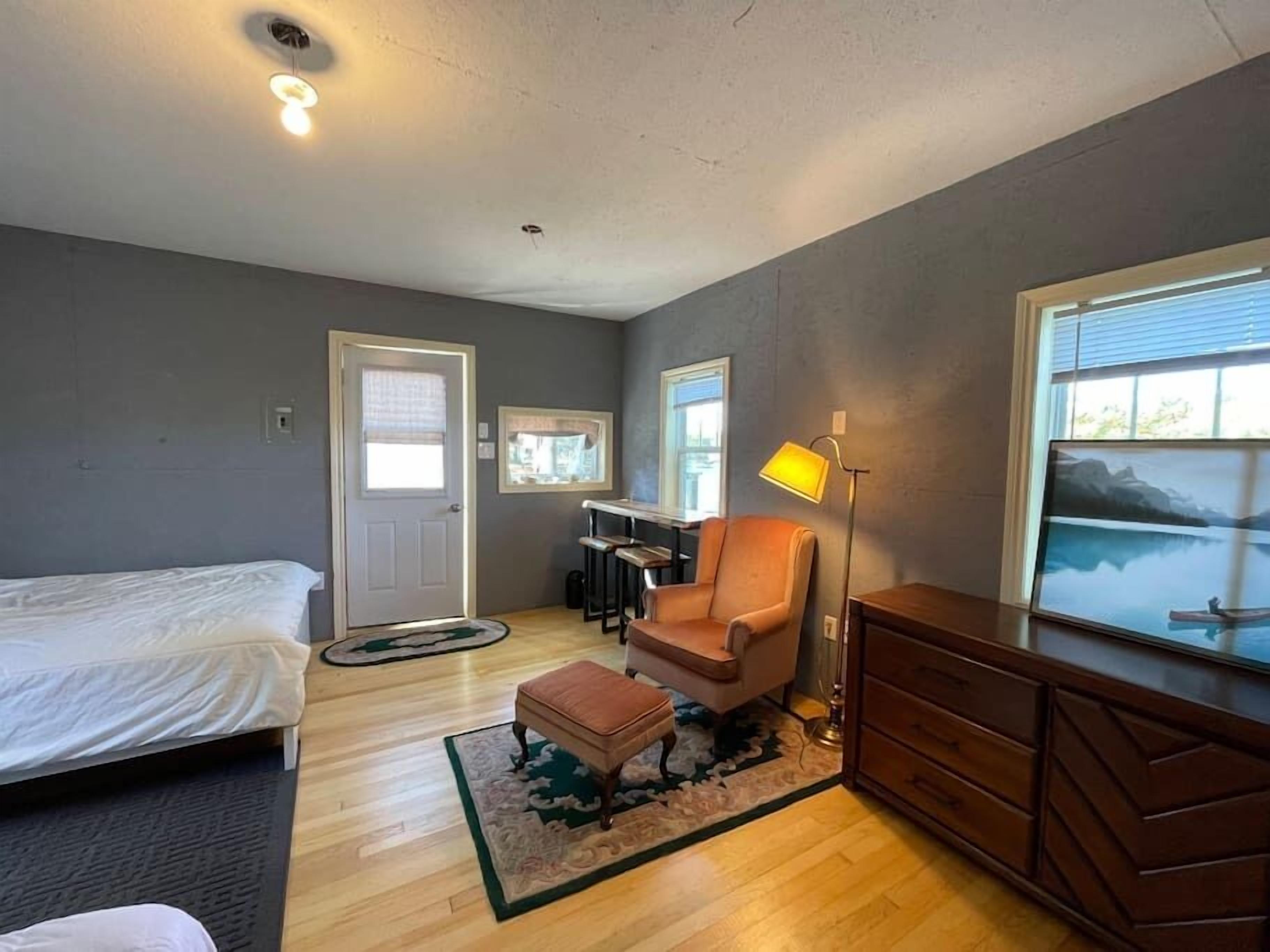 2 bedrooms, iron/ironing board, internet, bed sheets