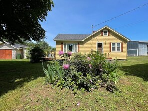 Exterior - Little Yellow House In The Heart Of The Valley 🏠 (Kings County)