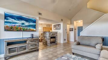 Fernseher, Kamin, Videospiele, Tischfußball