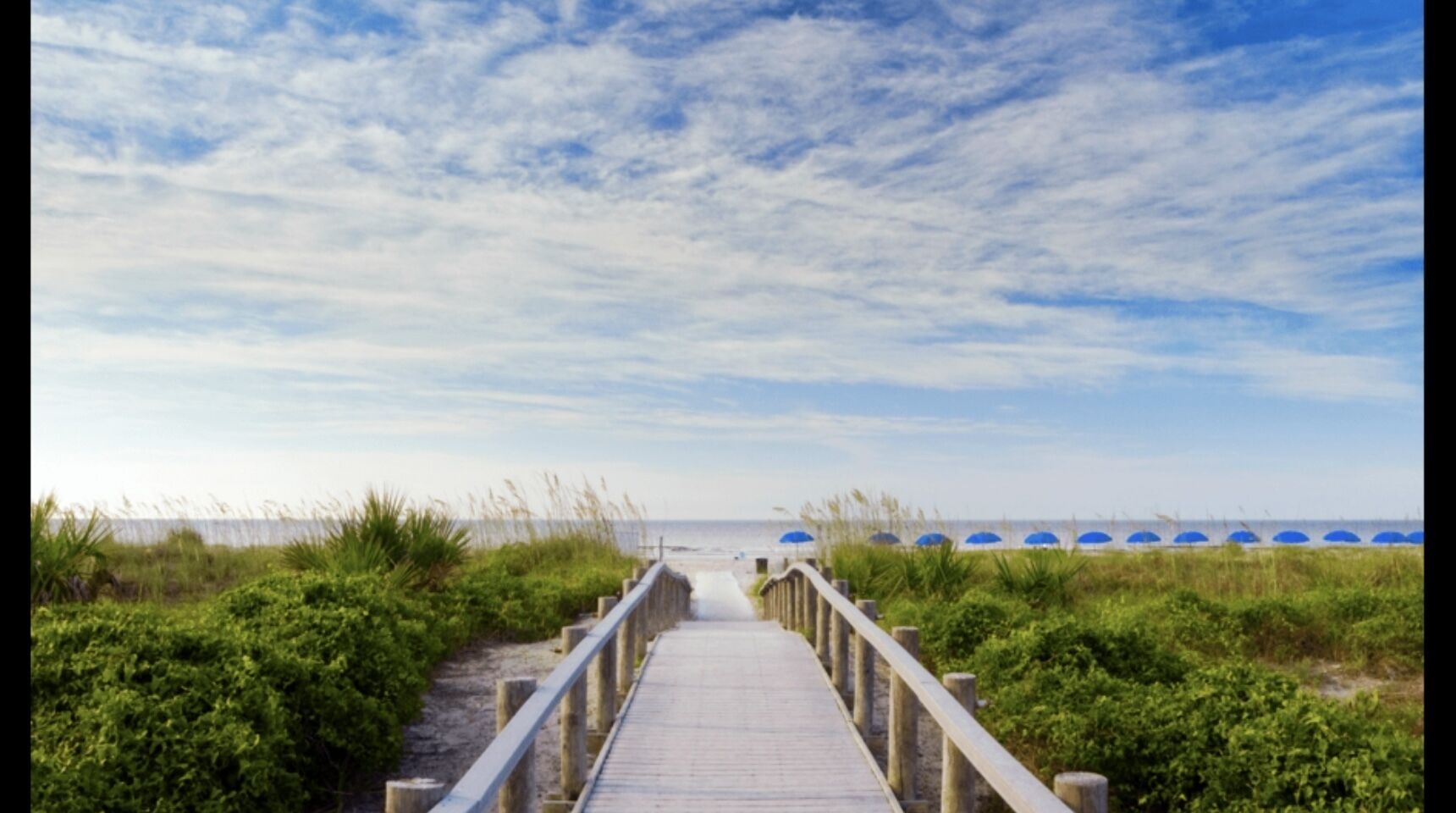 Nær stranden og solsenger