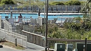 A pool area with lounge chairs and a view of the ocean. - Ocean View! Remodeled! Just Steps to the Beach, large pool and Bar. Gated resort (Hilton Head Island)