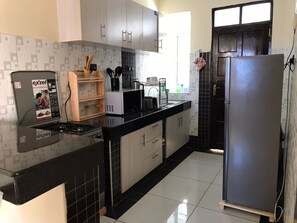 Refrigerador, microondas, horno, cafetera/tetera
