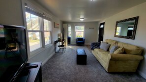 Living area - Cozy Martinez Apartment ~ Centrally Located (Martinez)