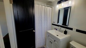 Bathroom - Cozy Martinez Apartment ~ Centrally Located (Martinez)
