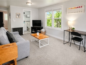 Smart TV, fireplace, DVD player, books - Cozy Private Retreat Near Downtown + Hospital (Martinez)